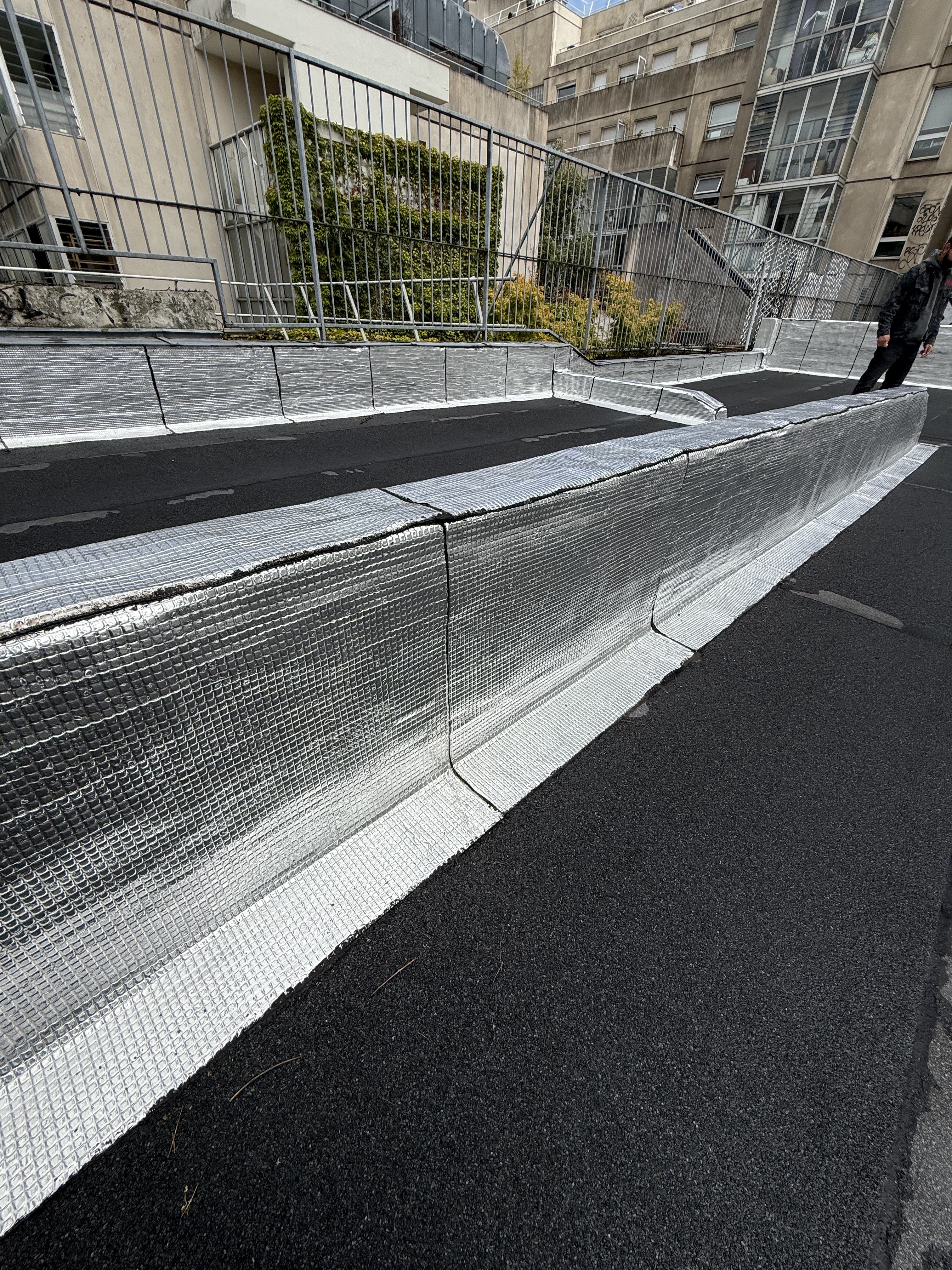 Étanchéité terminée avec relevés protégés sur un toit-terrasse à Paris