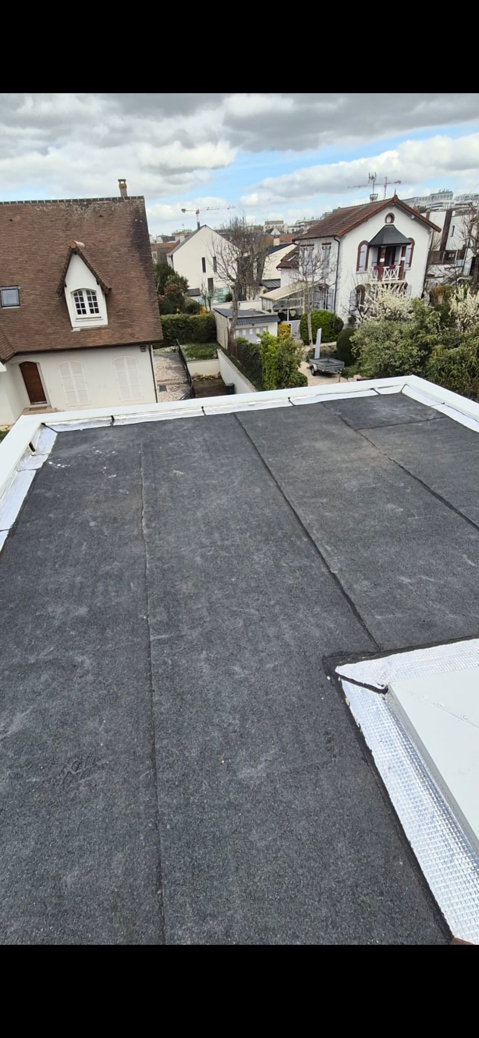 Étanchéité terminée sur le toit-terrasse d’une maison