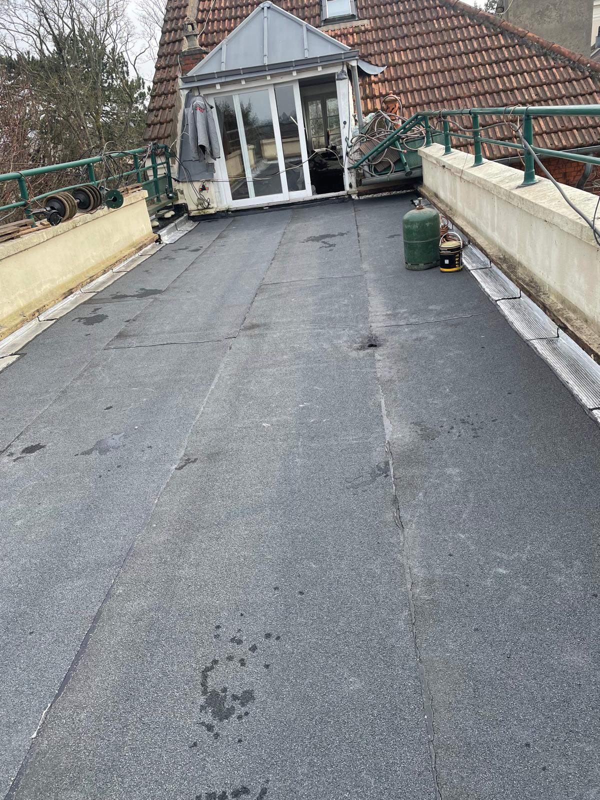 Réfection de l’étanchéité d’une toiture-terrasse entre plusieurs ouvrages existants
