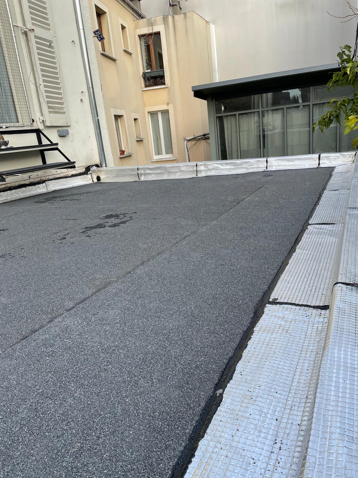 Toit-terrasse étanché avec relevés périphériques protégés
