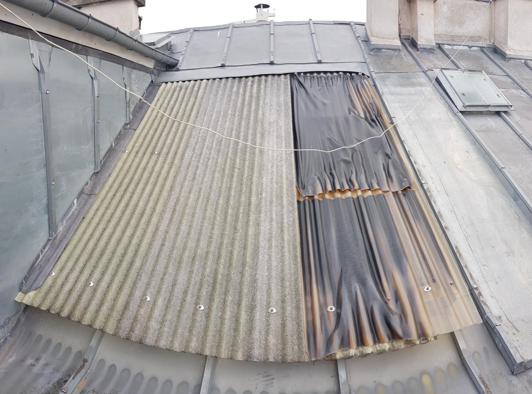 Ancienne toiture avec plaques ondulées avant rénovation à Paris