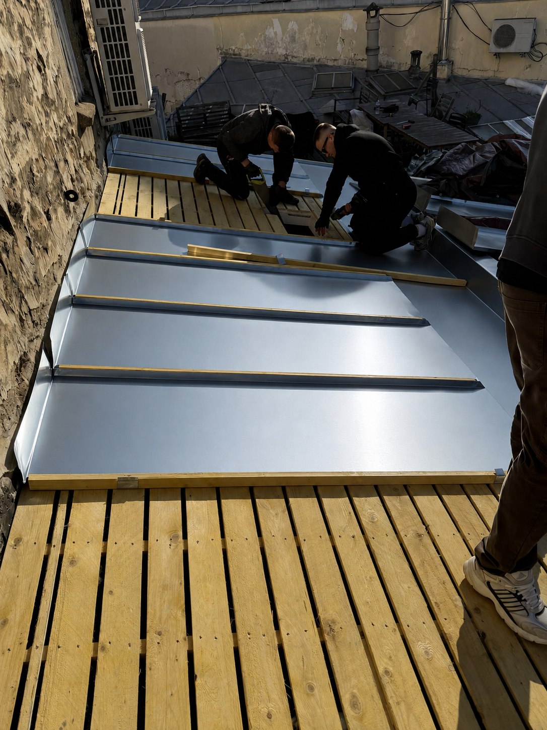 Couvreurs Fleury Couverture pendant la pose du zinc sur un voligeage neuf à Paris