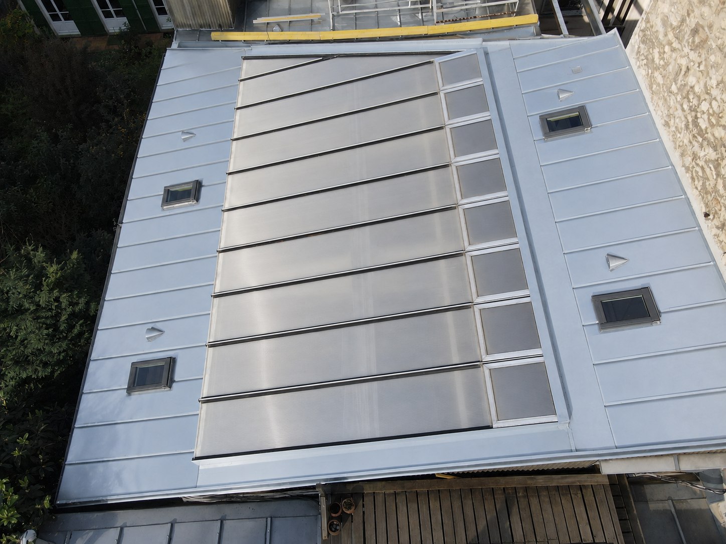 Grande toiture en zinc terminée avec quatre fenêtres de toit Velux à Paris