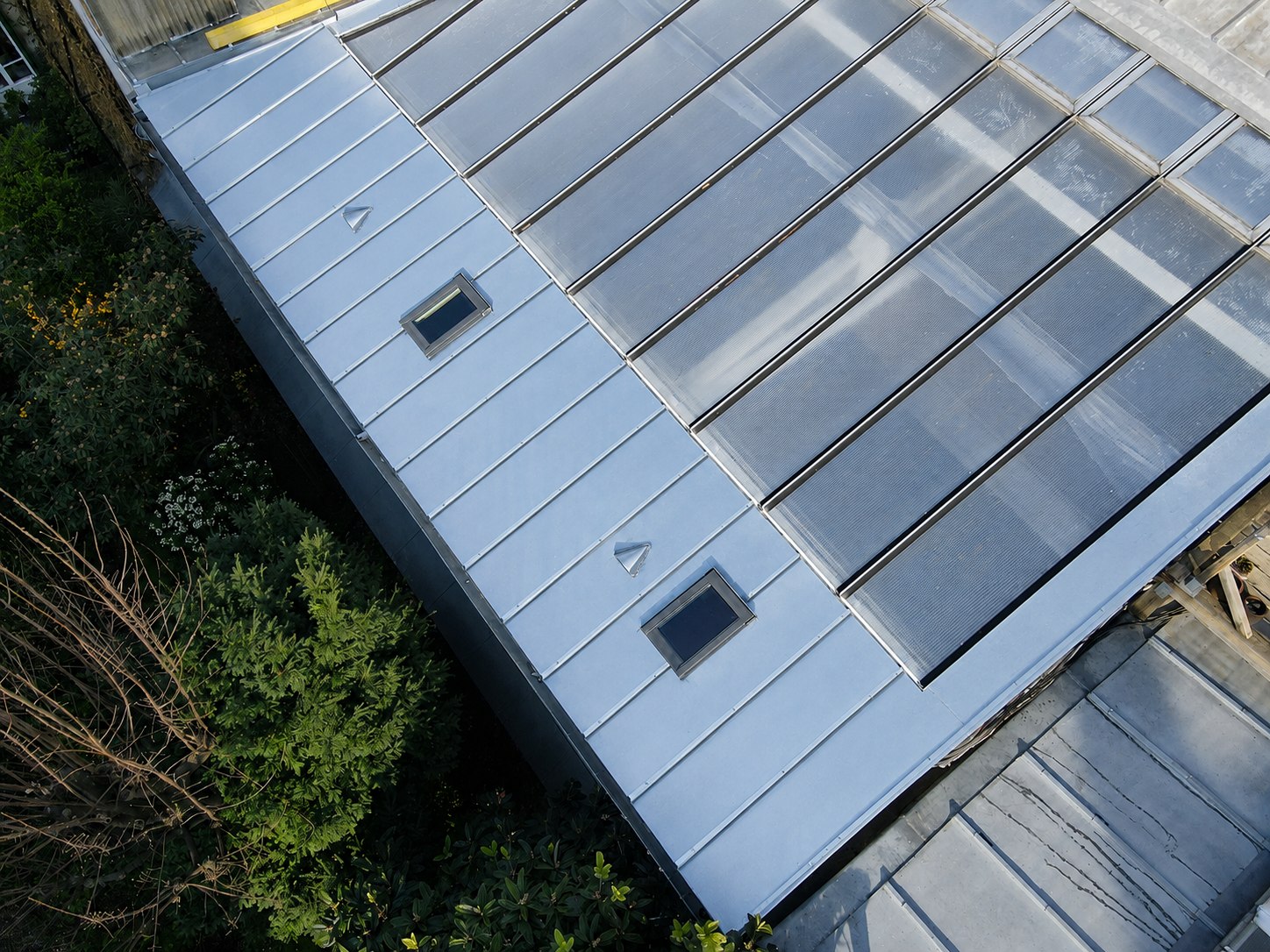 Vue d’ensemble d’une toiture en zinc terminée avec Velux, joints et finitions à Paris